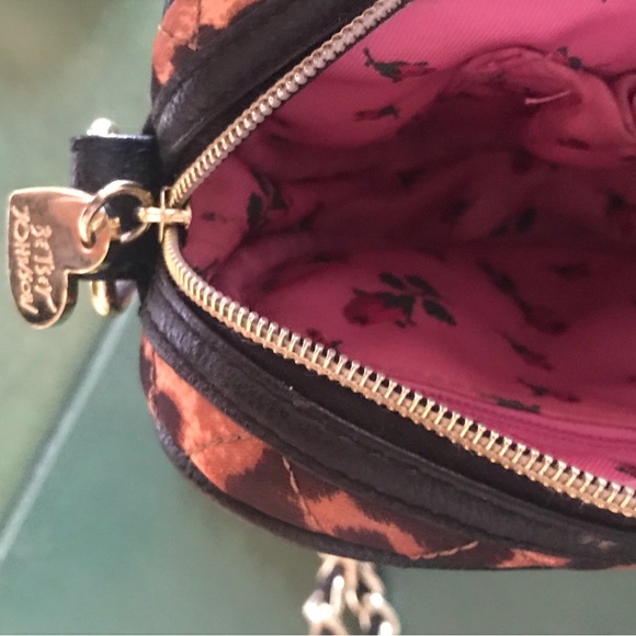 SOLD Betsey Johnson heart shaped bag 💜 - Picture 10 of 11